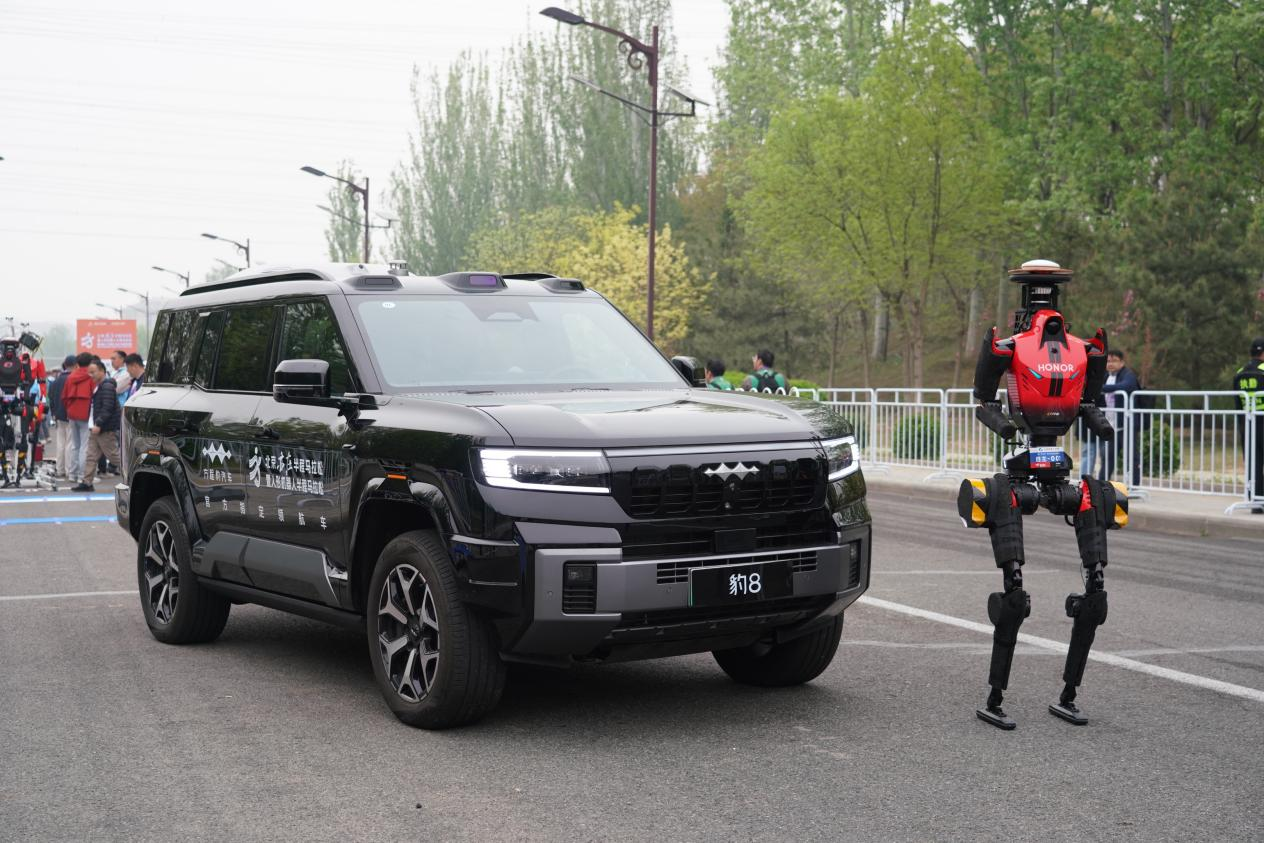 方程豹x全球首场人形机器人马拉松
